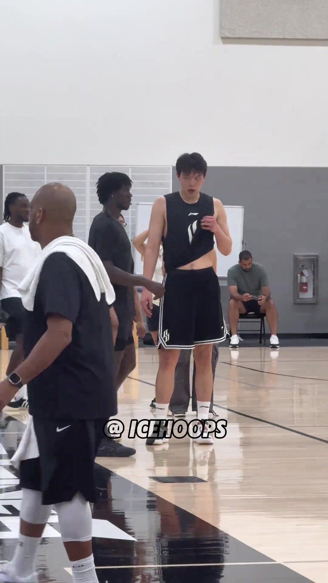 开云APP-洛杉矶顶级训练营实录：杨瀚森在卓越环境中稳步提升